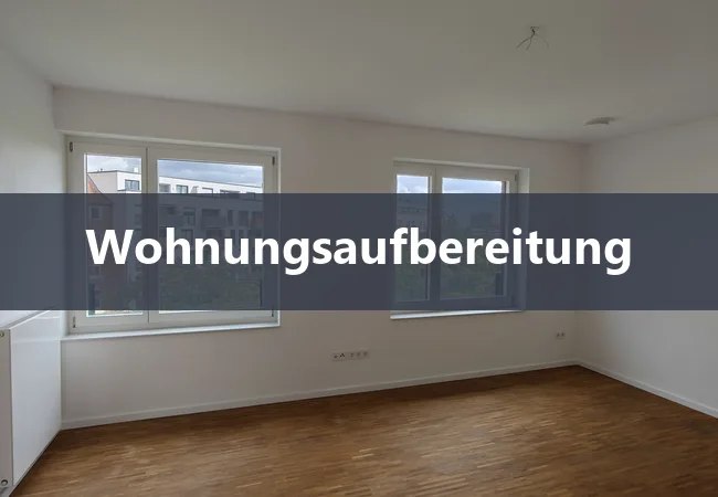 Leere, frisch hergerichtete Wohnung mit Holzboden und großen Fenstern